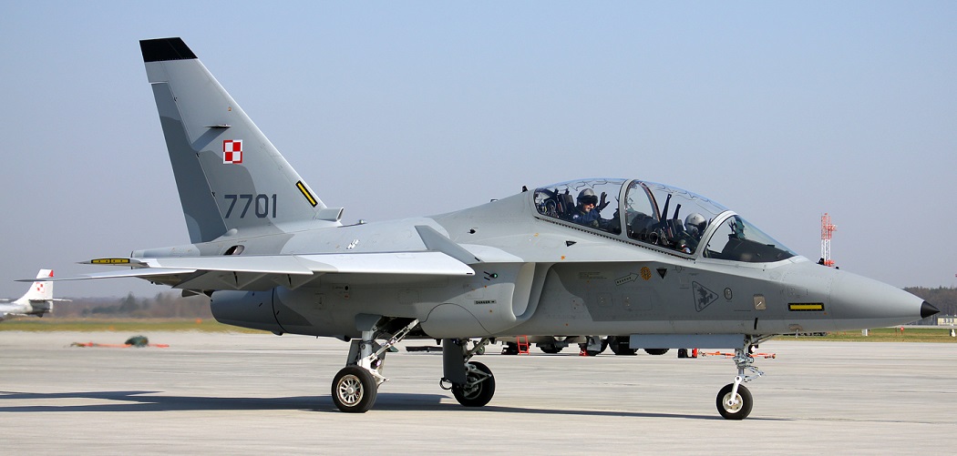 M-346 Master z biało-czerwoną szachownicą