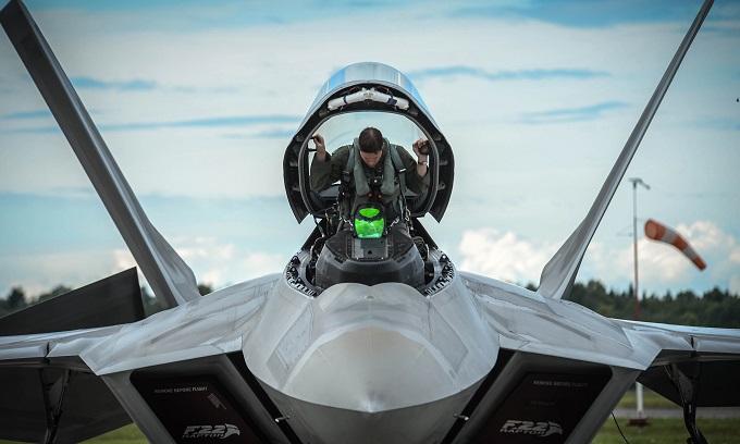 Raptor ciągle w cenie i kosztach. Plany dotyczące myśliwca F-22