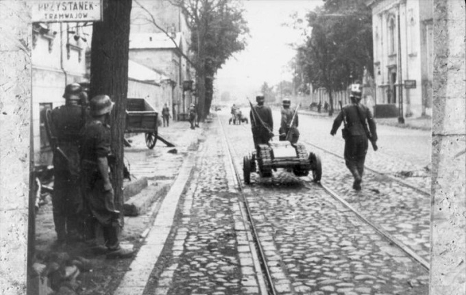 Uwaga! Goliat idzie! Użycie min samobieżnych Sd.Kfz.303 Goliat przeciwko Powstaniu Warszawskiemu. Część 1