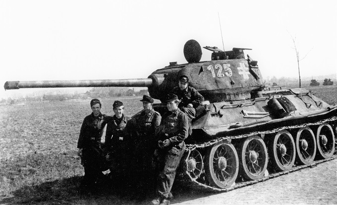 T-34-85 z czarnymi krzyżami