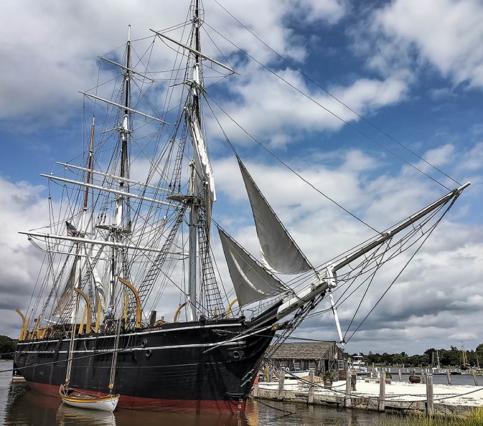 Charles w. Morgan – ostatni żaglowiec wielorybniczy albo krótka historia jankeskich polowań na walenie