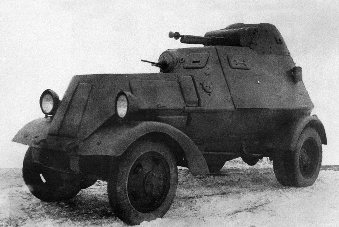 Pierwsze sowieckie lekkie samochody pancerne z napędem 4×4